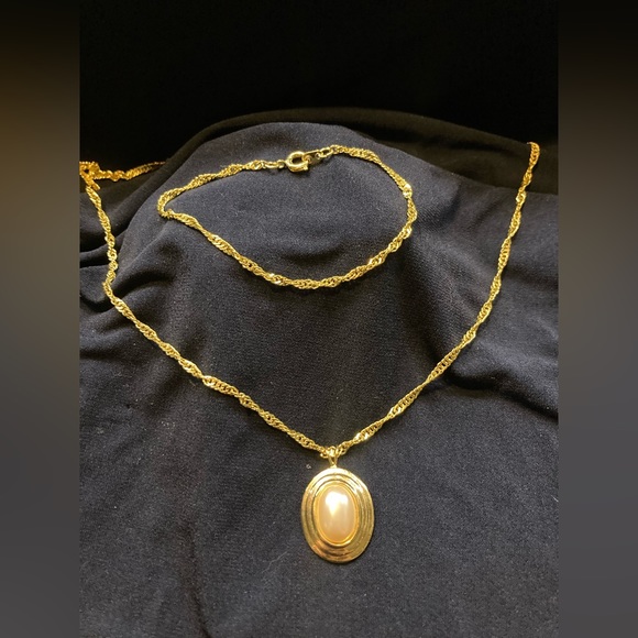 Vintage Avon Necklace and Bracelet Set . Pearl & Gold - Picture 2 of 3